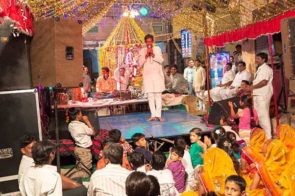 Itinerant entertainers